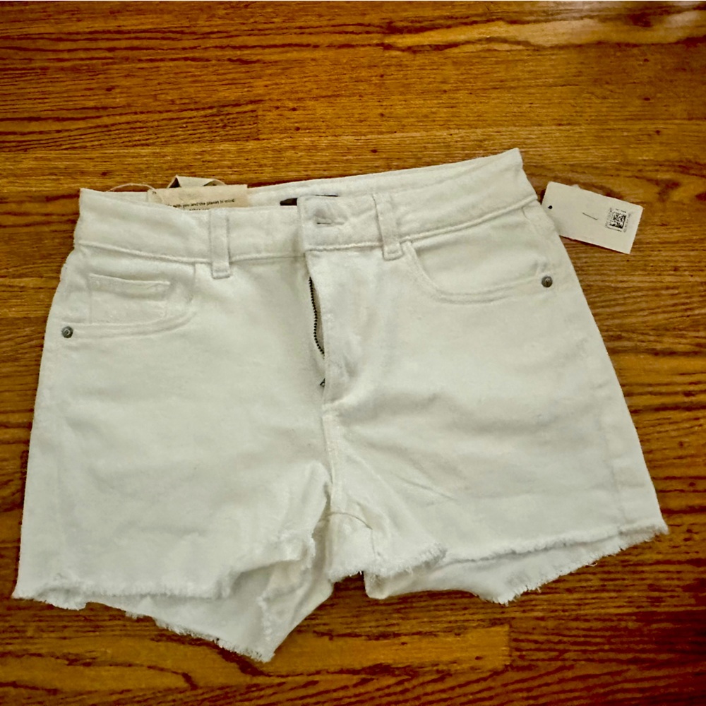 DL Karlie boyfriend short, 3”, white, size 24, NEW with tags